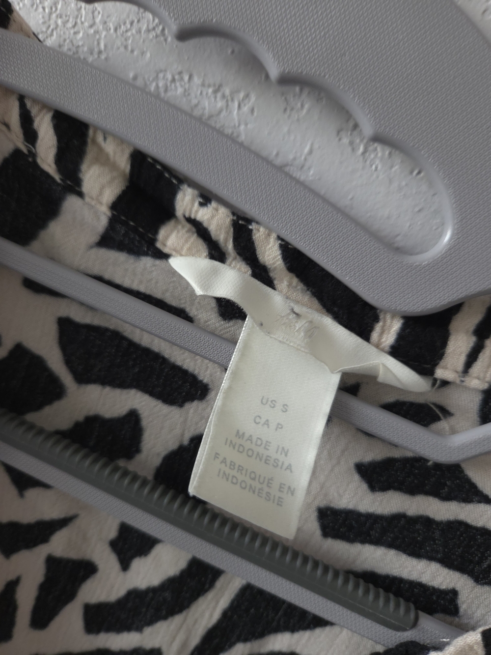 H&M Black and Cream Zebra-Print V-Neck Blouse - Picture 3 of 4
